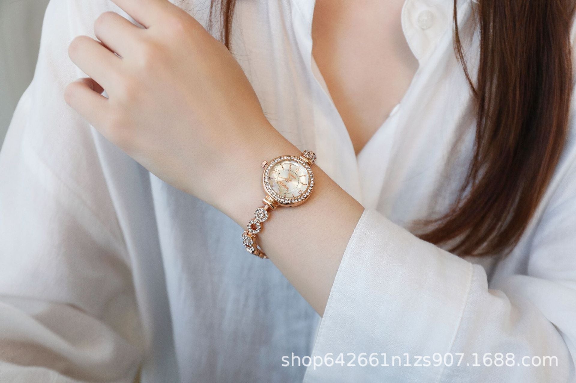 Women's Quartz Watch With Stainless Steel Strap And Buckle, Featuring Tempered Glass Mirror And Pointer Display