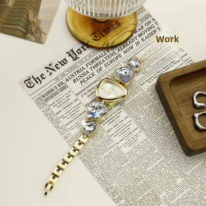 Women’s Quartz Watch With Alloy Strap And Jewelry Buckle Featuring Ordinary Glass Mirror And Pointer Display