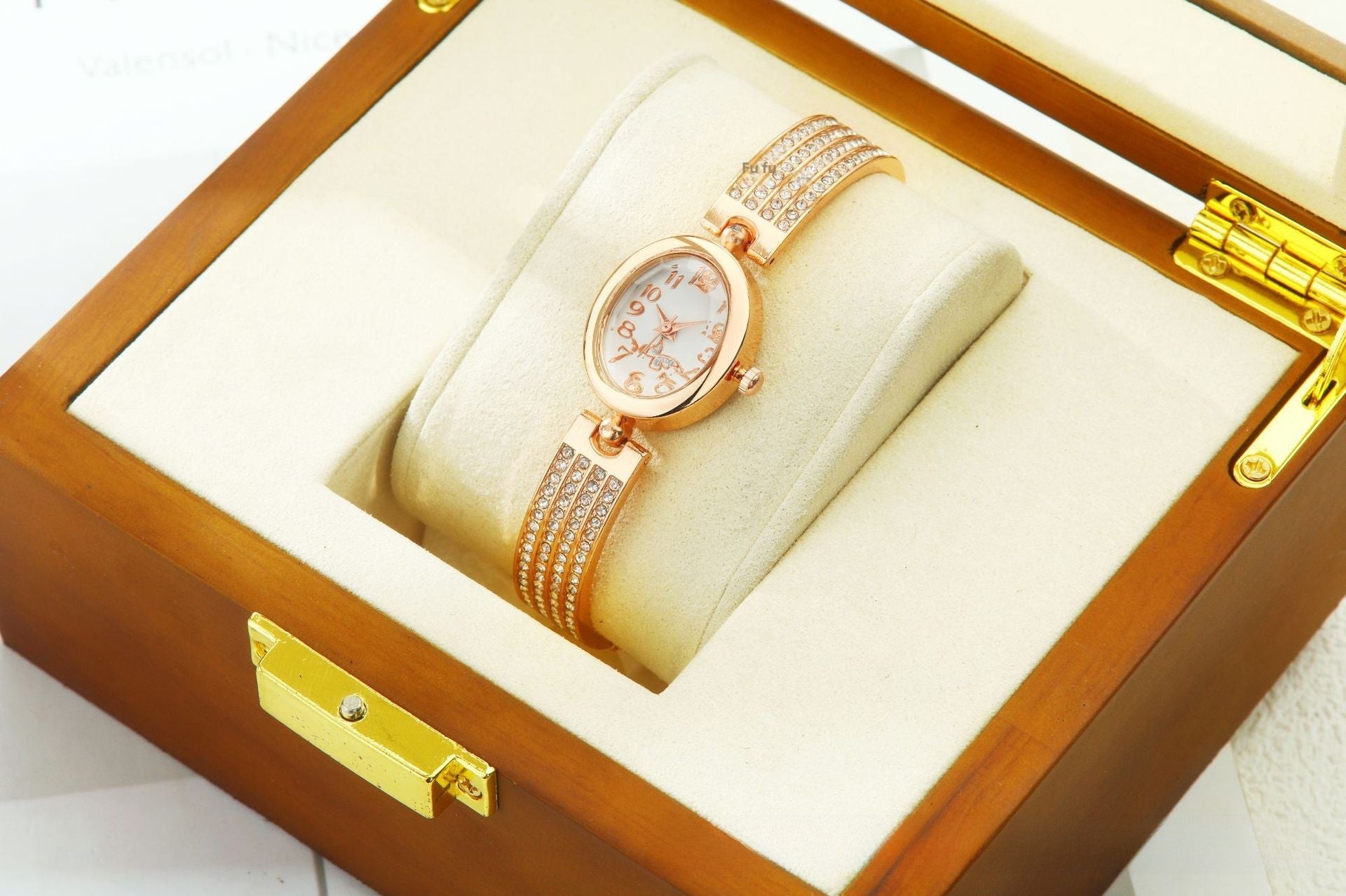 Women's Quartz Watch With Stainless Steel Strap And Buckle, Featuring Tempered Glass Mirror And Pointer+Number Display