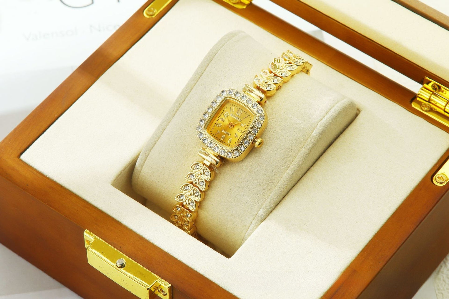 Women’s Quartz Watch With Stainless Steel Strap And Buckle, Featuring Tempered Glass Mirror And Pointer+Number Display