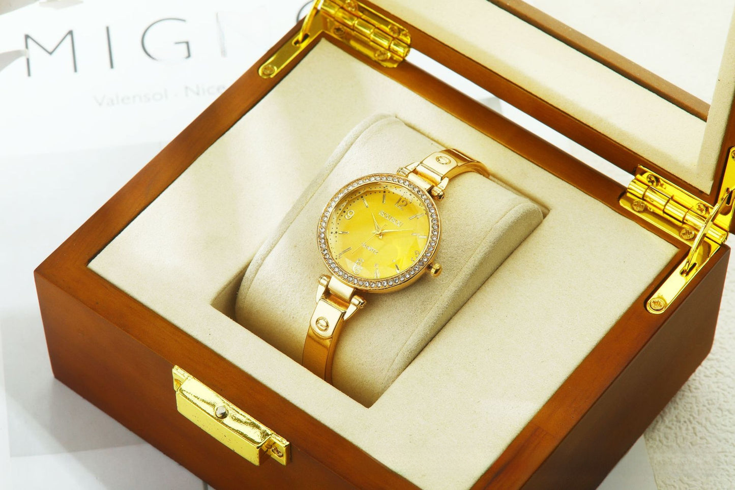 Women's Quartz Watch With Stainless Steel Strap And Buckle, Featuring Tempered Glass Mirror And Pointer Display