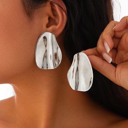 Exaggerated Heart Shape Earrings For Women In Golden Alloy, Stylish And Bold Design
