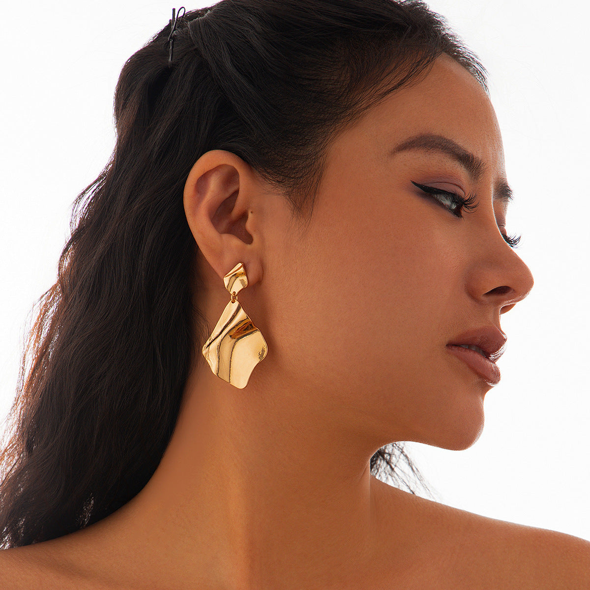 Exaggerated Heart Shape Earrings For Women In Golden Alloy, Stylish And Bold Design