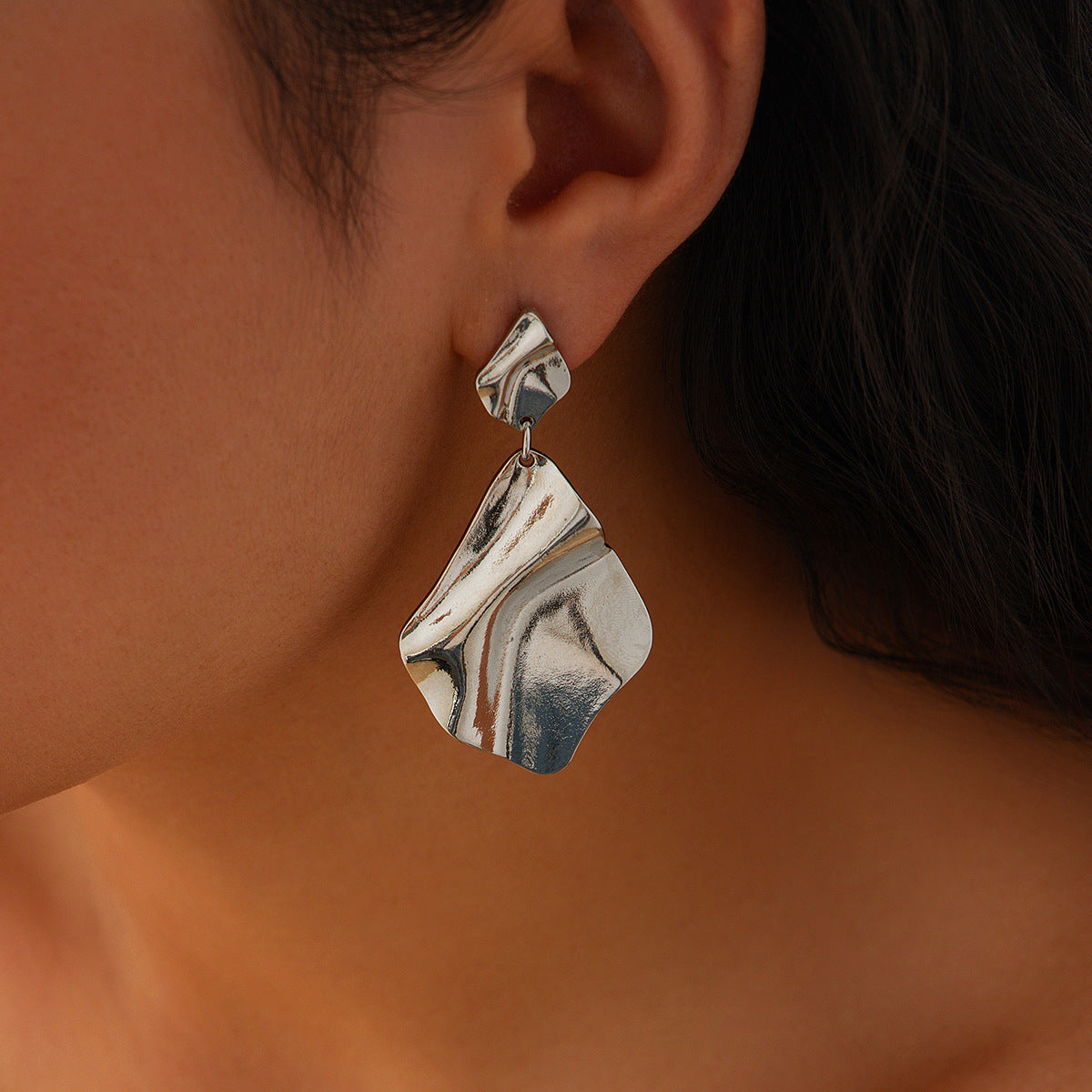 Exaggerated Heart Shape Earrings For Women In Golden Alloy, Stylish And Bold Design
