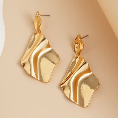 Exaggerated Heart Shape Earrings For Women In Golden Alloy, Stylish And Bold Design