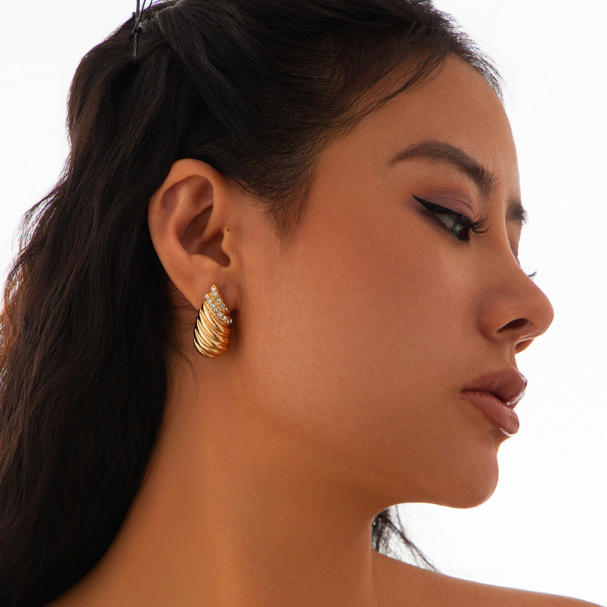 Exaggerated Heart Shape Earrings For Women In Golden Alloy, Stylish And Bold Design