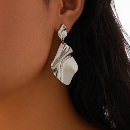 Exaggerated Heart Shape Earrings For Women In Golden Alloy, Stylish And Bold Design
