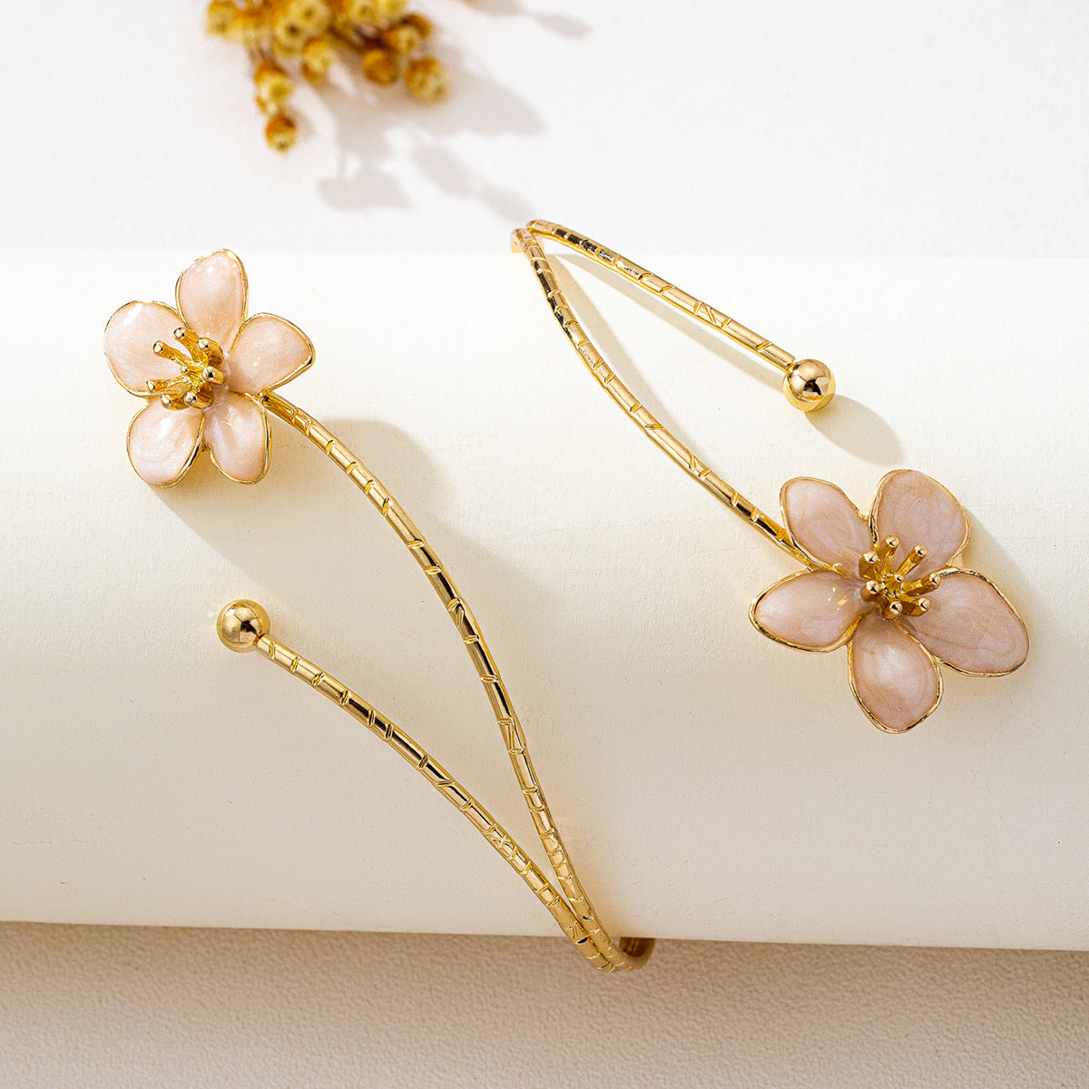 Elegant White Enamel Flowers For Women Travel Accessory Made Of Alloy