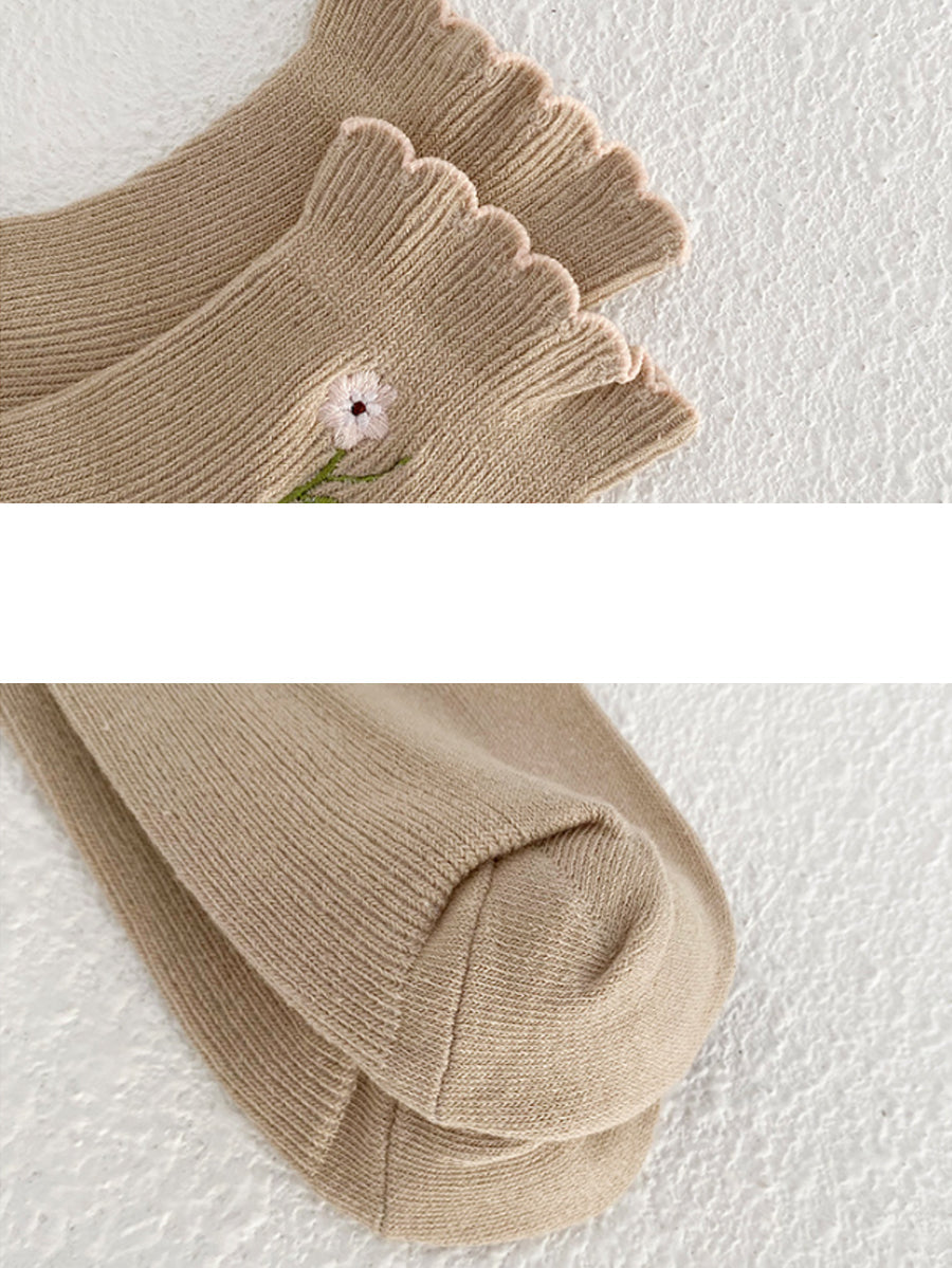 Women Artsy Flower Embroidery Cotton Socks