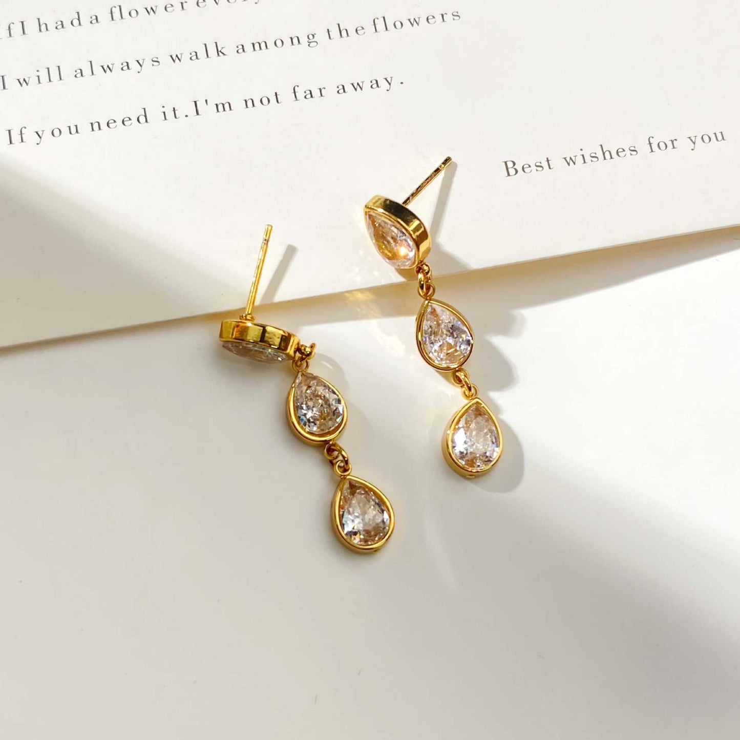 Round Pendant For Women Featuring Zircon Inlay Material With Electroplated Golden Plated Finish
