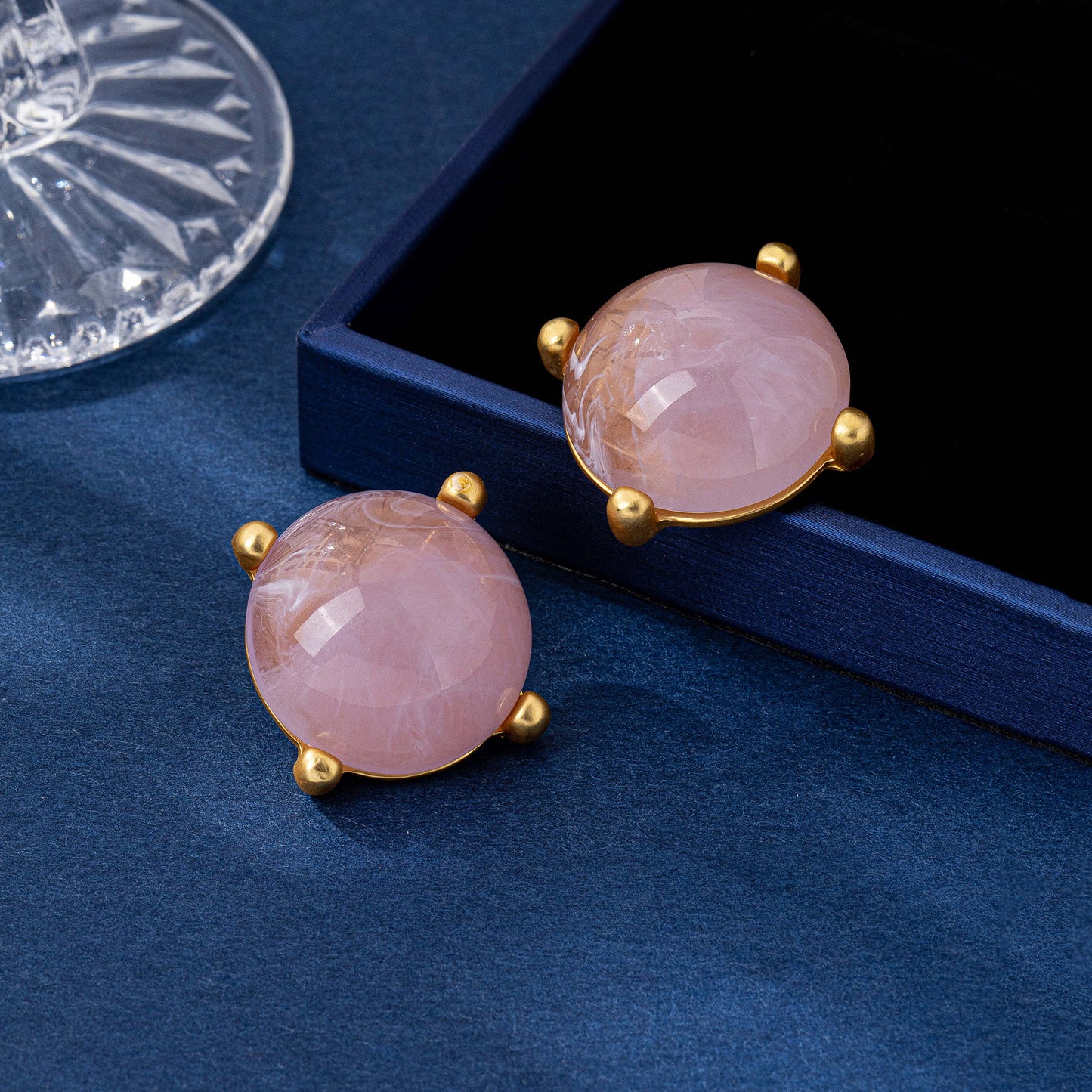 Round Stud Earrings For Unisex Featuring Resin Ear Pins In Retro Style Made Of Zinc Alloy