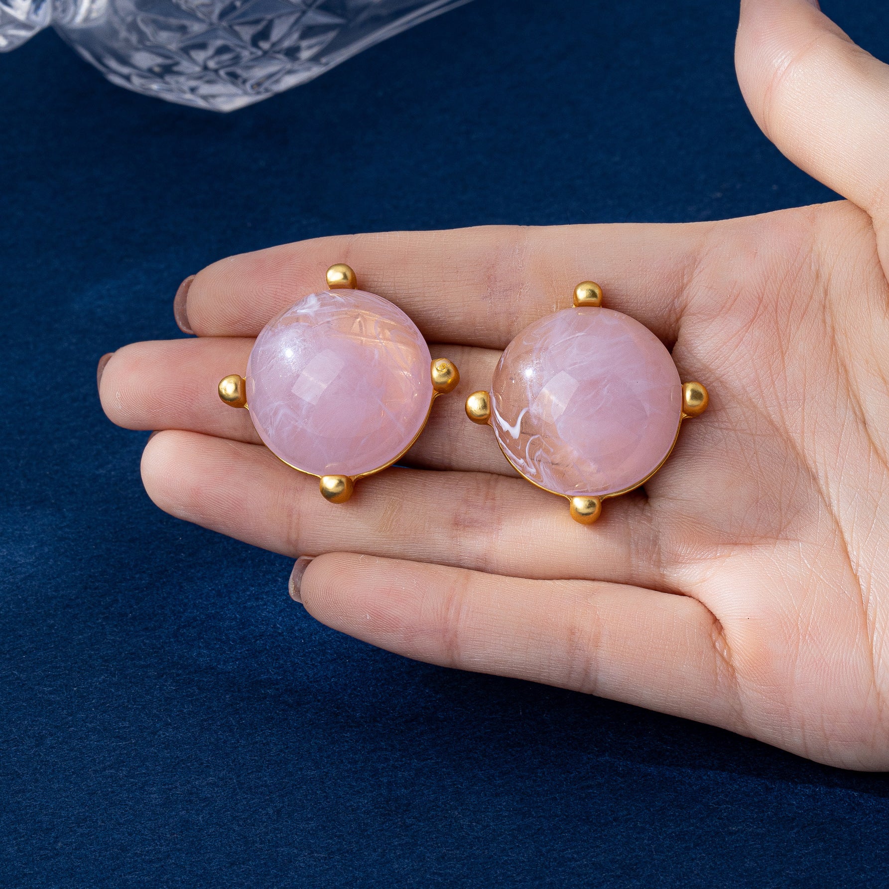 Round Stud Earrings For Unisex Featuring Resin Ear Pins In Retro Style Made Of Zinc Alloy