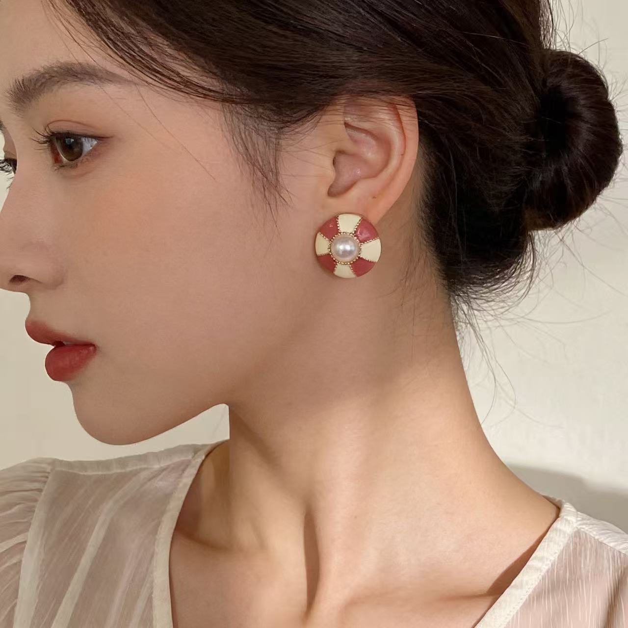 Retro Round Stud Earrings With 925 Sterling Silver Posts Featuring Enamel Craftsmanship In Silver