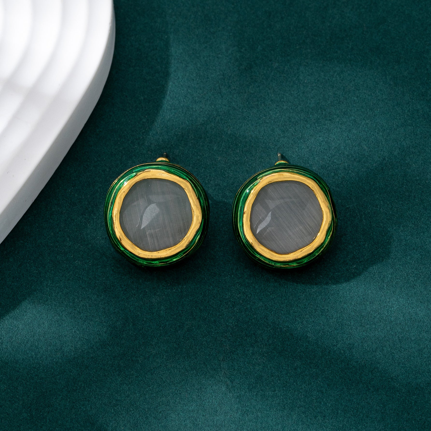 Round Enamel Stud Earrings For Unisex Featuring Cat's Eye Stone In Zinc Alloy With 925 Sterling Silver Ear Pins
