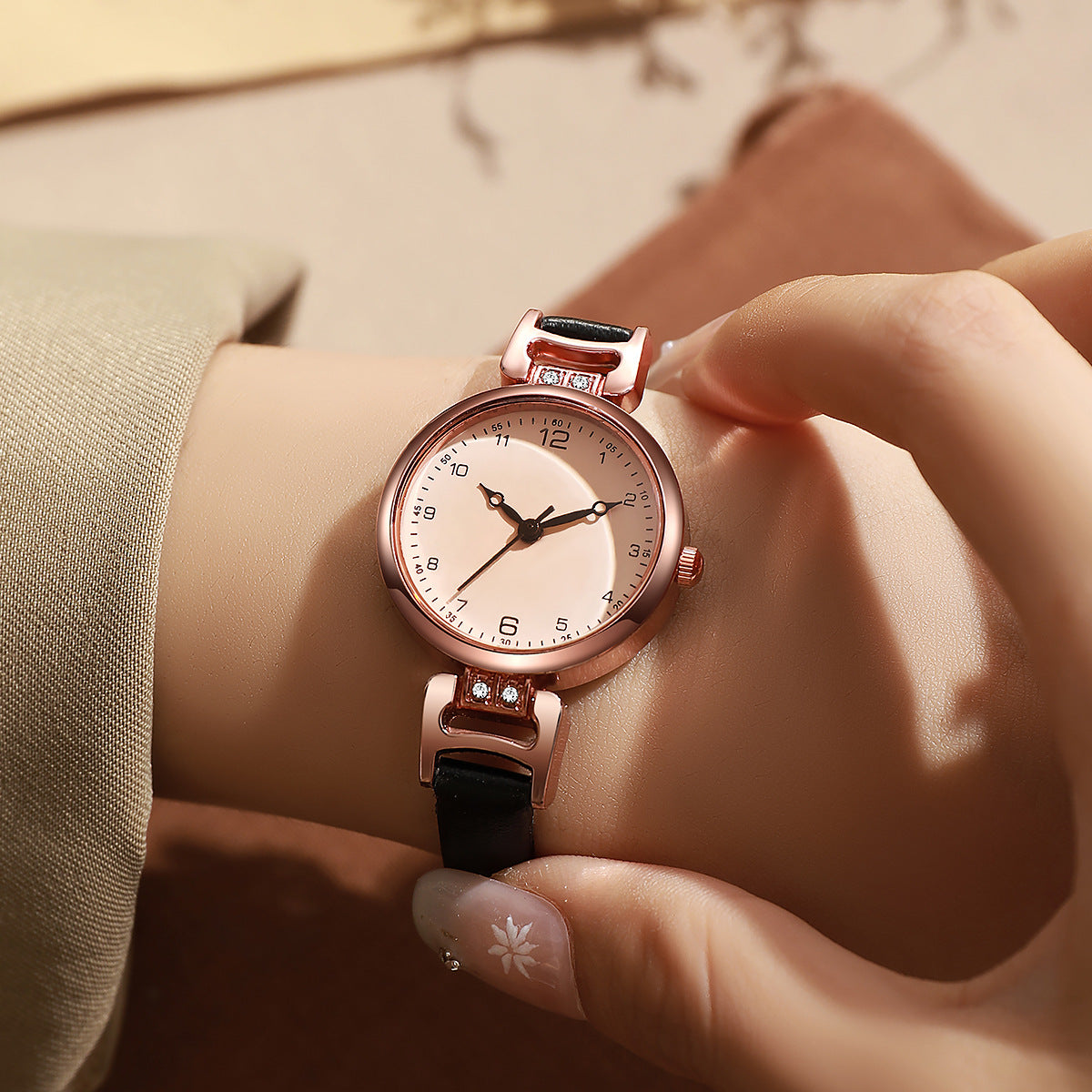 Women’s Quartz Watch With Round Dial, Imitation Leather Strap, Pin Buckle, And Ordinary Glass Mirror