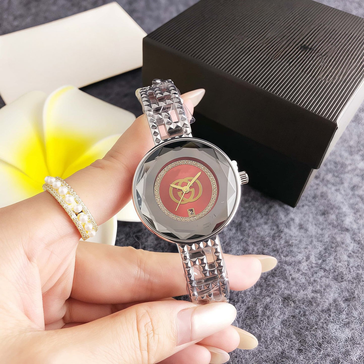 Women's Quartz Watch With Round Dial And Alloy Strap Featuring Double Side Snap Buckle And Ordinary Glass Mirror