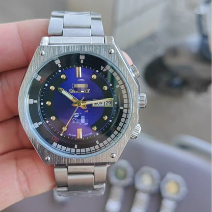 Men's Quartz Watch With Round Dial Featuring Tempered Glass And Alloy Strap With Single Folding Buckle