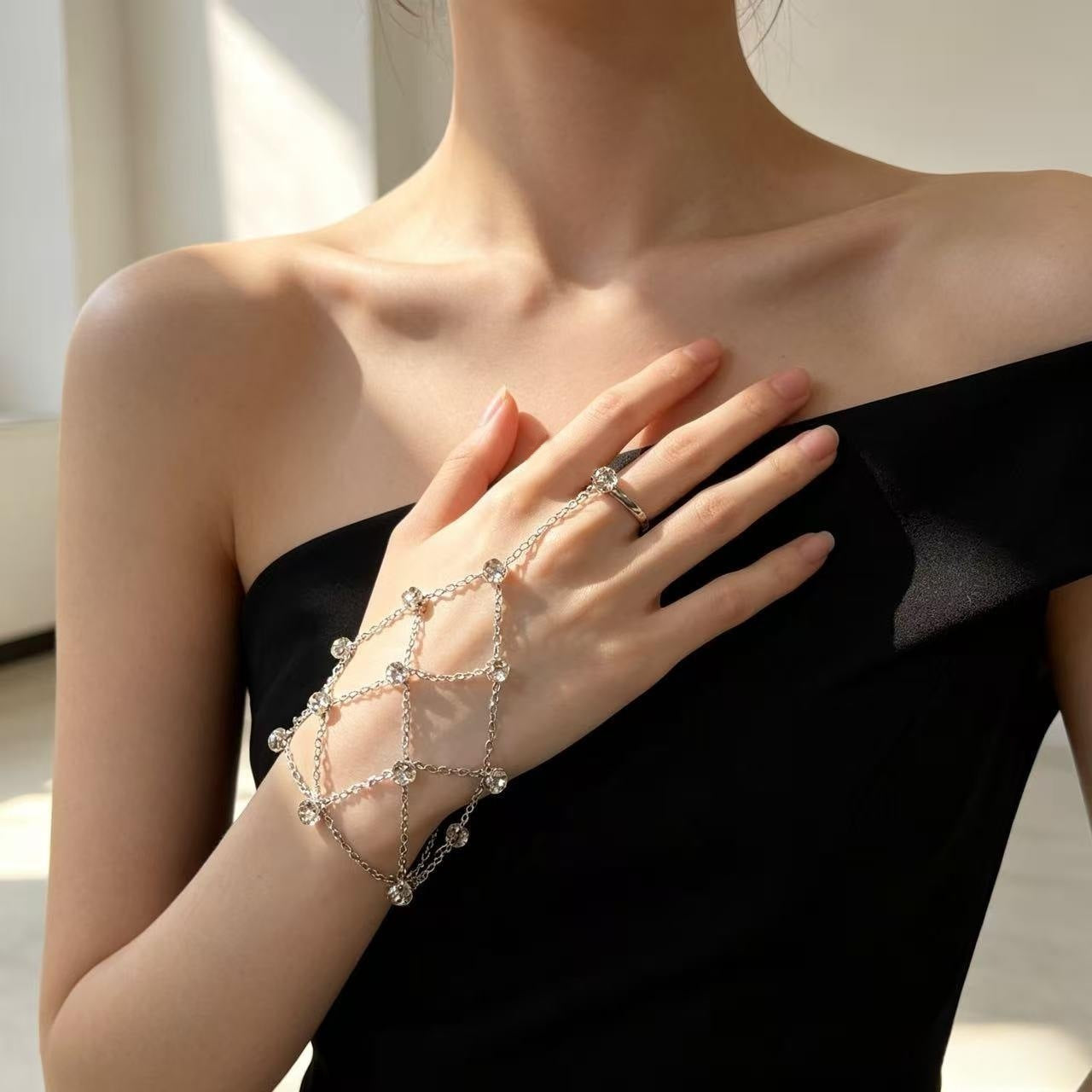 Novelty Hand Chain Bracelet For Women Featuring Copper Chain Material With Electroplated Gold Plating Process