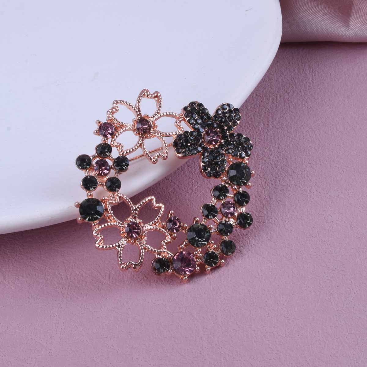 Flowers Pin In Rose Gold With Diamond Craft, Made Of Zinc Alloy And Inlaid With Rhinestones