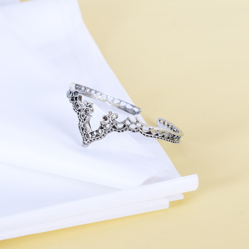 Retro Gold Flowers Bangle Featuring Electroplated Alloy Craftsmanship