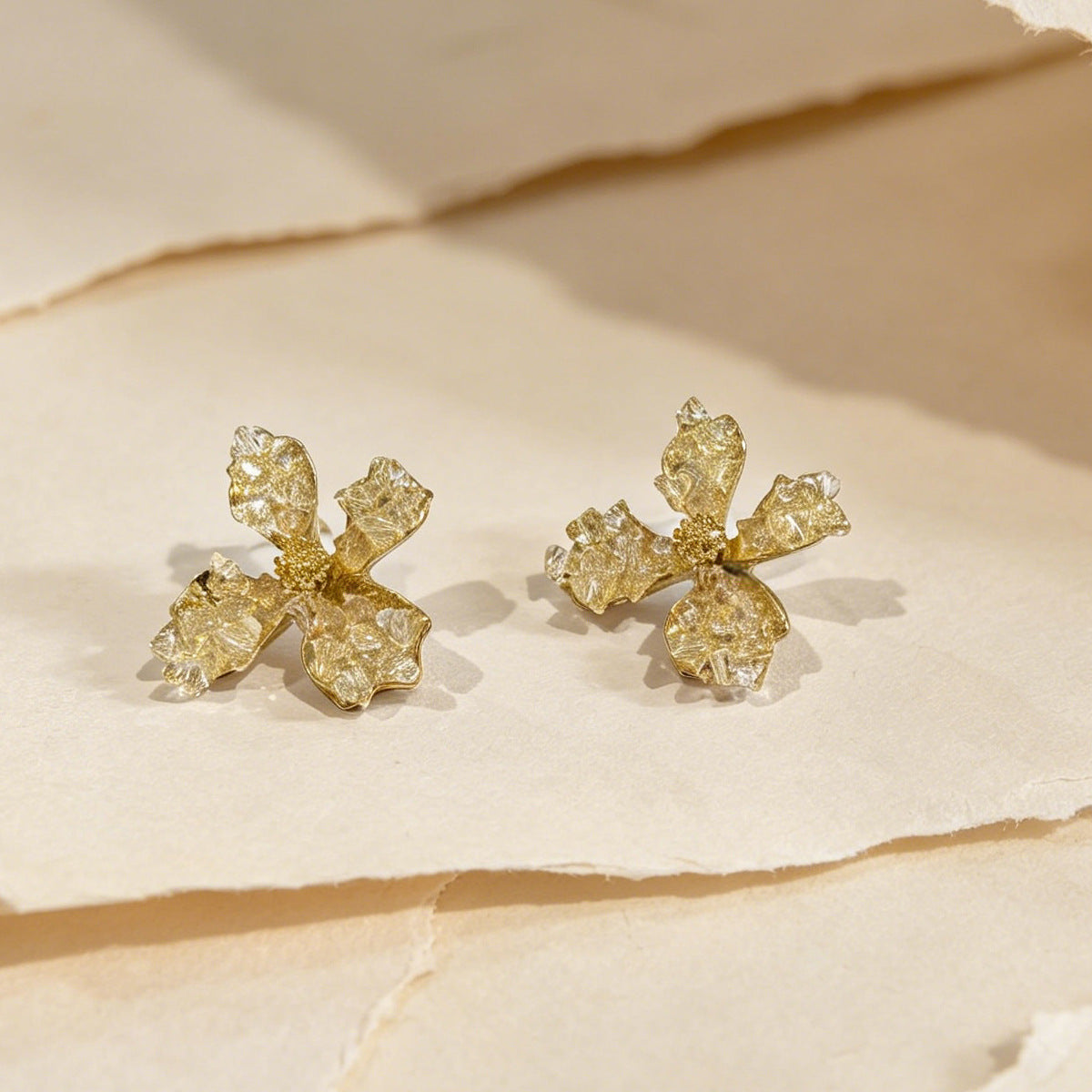 Unisex Flowers Earrings Made Of Zinc Alloy With Crystal Inlay, Featuring Electroplated Finish And 304 Stainless Steel Ear Pins