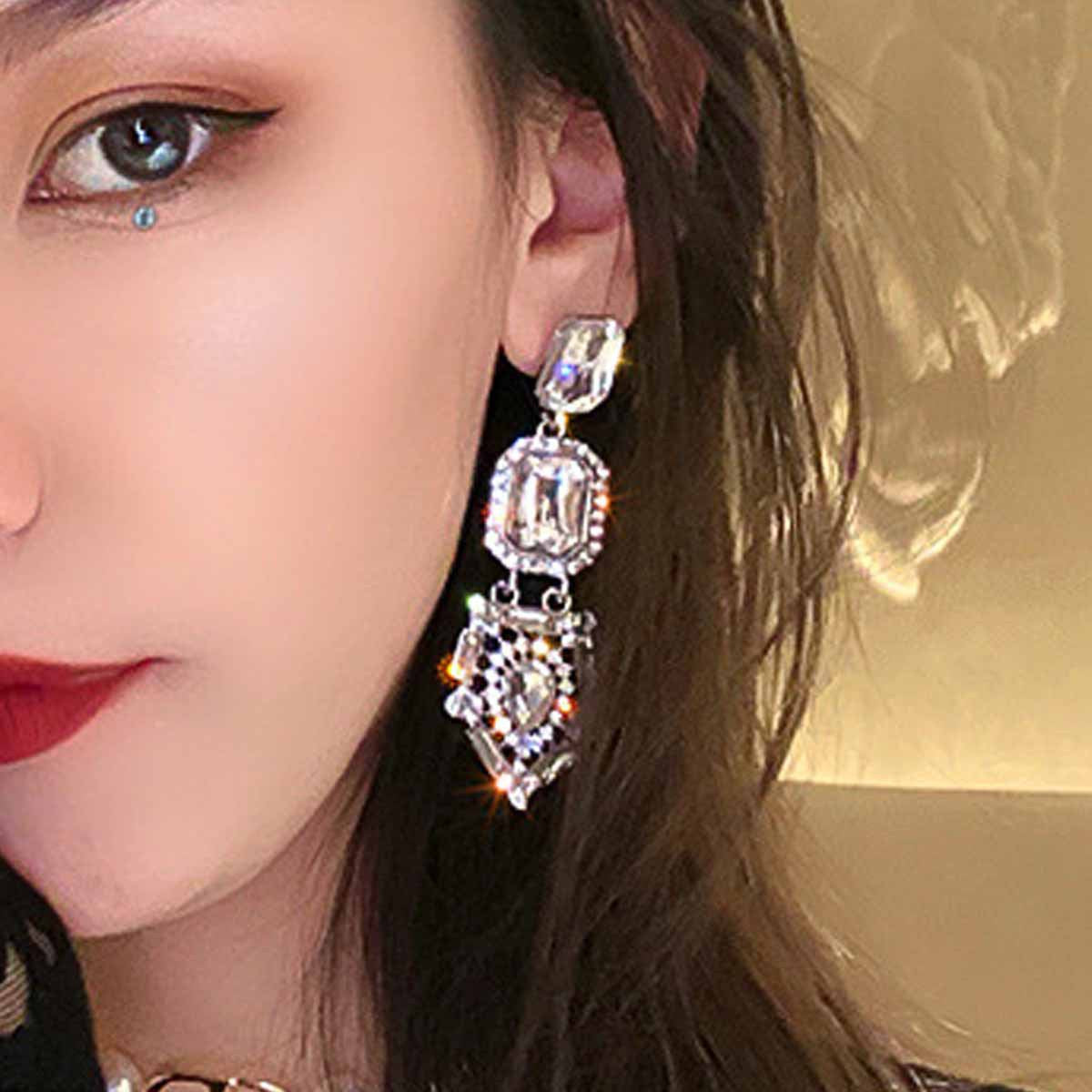 Sweet Water Droplets Tassel Stud Earrings For Unisex In Silver With Rhinestones, Made Of Zinc Alloy