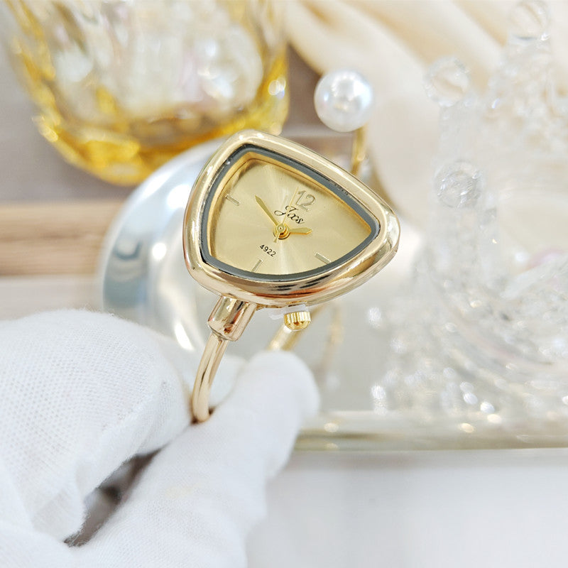 Women’s Quartz Watch With Irregular Shape Dial, Alloy Strap, Ordinary Glass Mirror, And Pointer Display