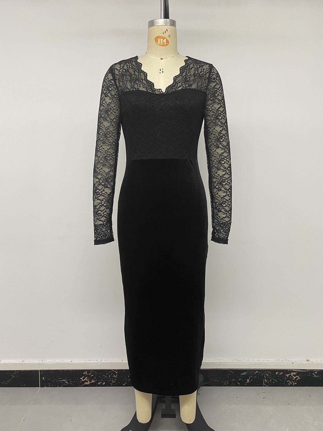 Vintage Style Lace Velvet Dress With Long Sleeve And V Neck, Perfect For Date Nights