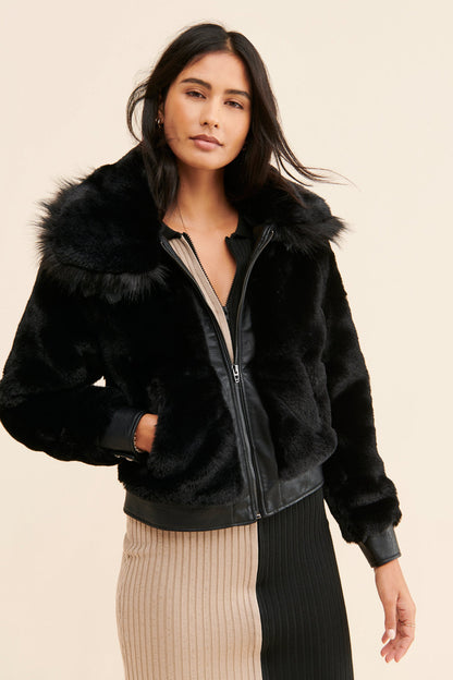 Sexy Solid Color Coat Jacket With Lapel Collar In Polyester Featuring Contrast Faux Fur Detail