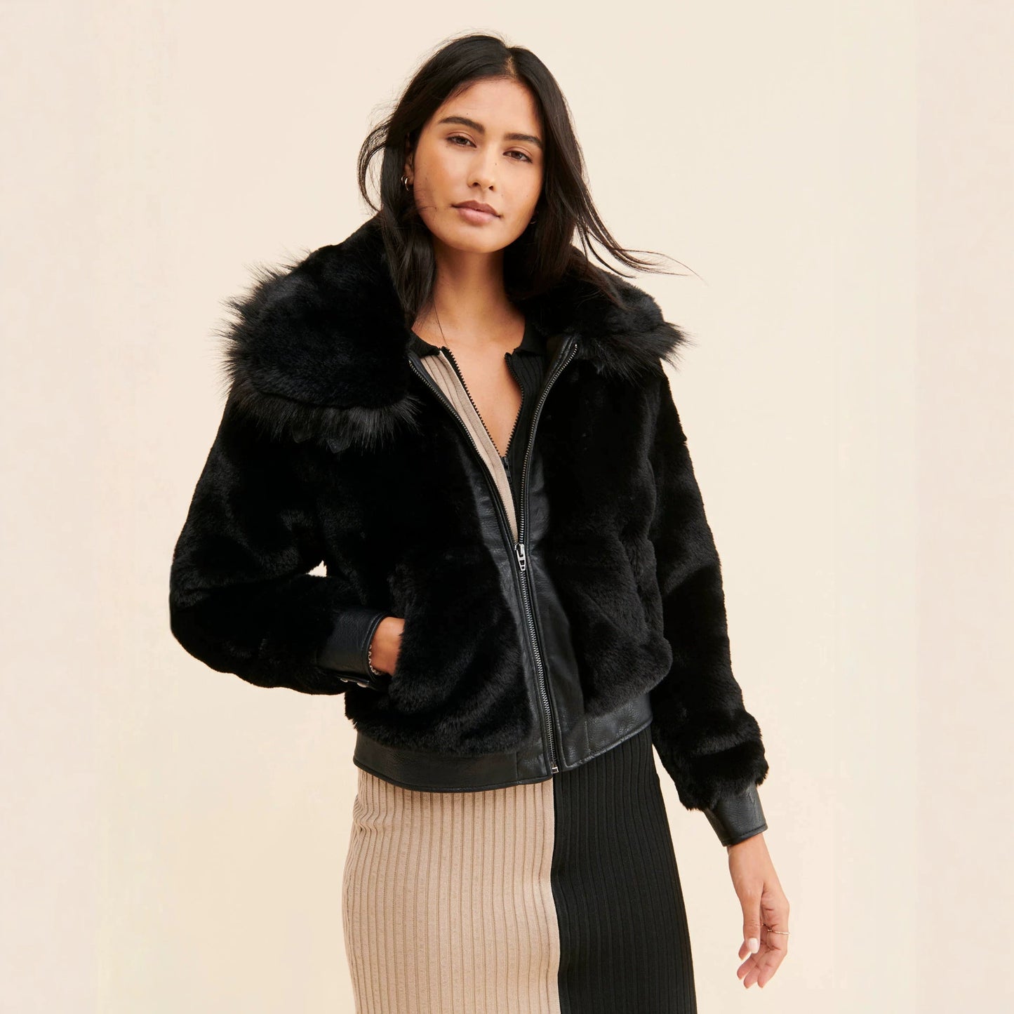 Sexy Solid Color Coat Jacket With Lapel Collar In Polyester Featuring Contrast Faux Fur Detail