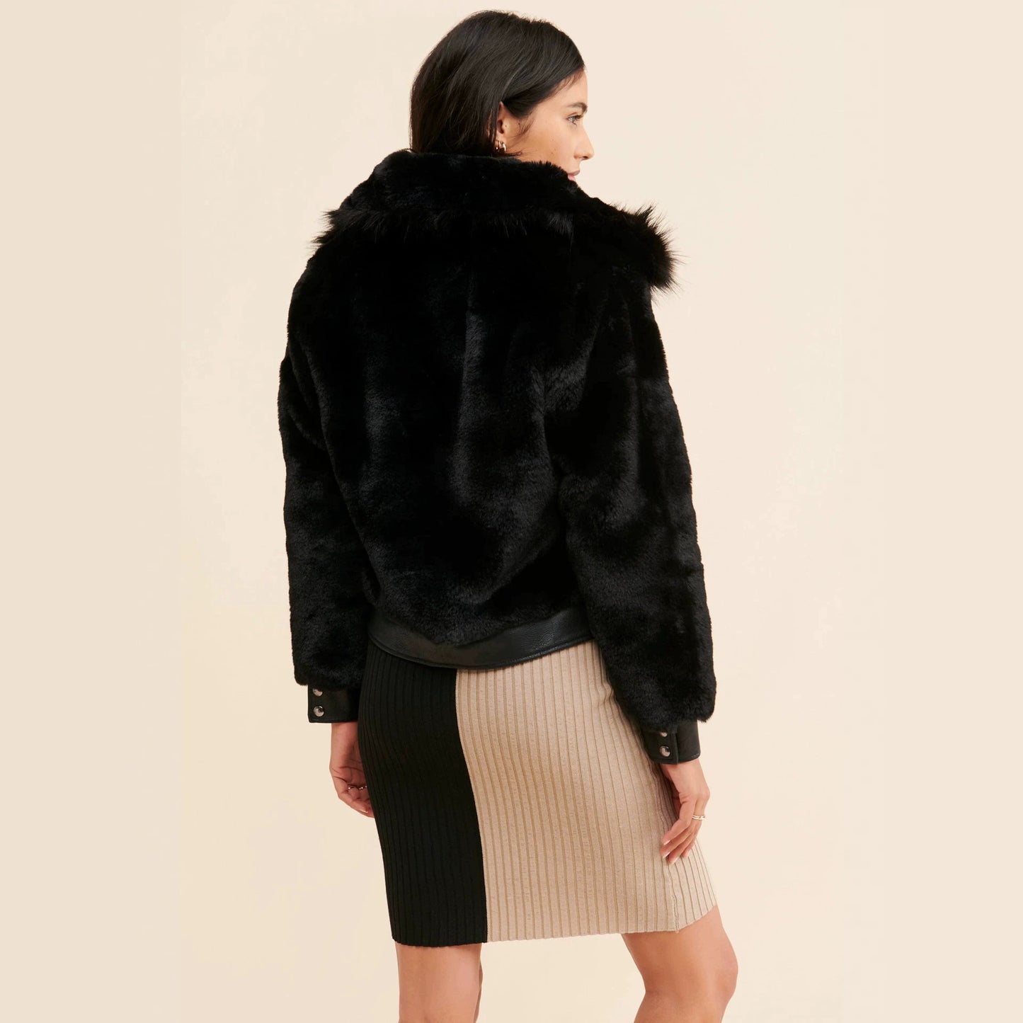 Sexy Solid Color Coat Jacket With Lapel Collar In Polyester Featuring Contrast Faux Fur Detail