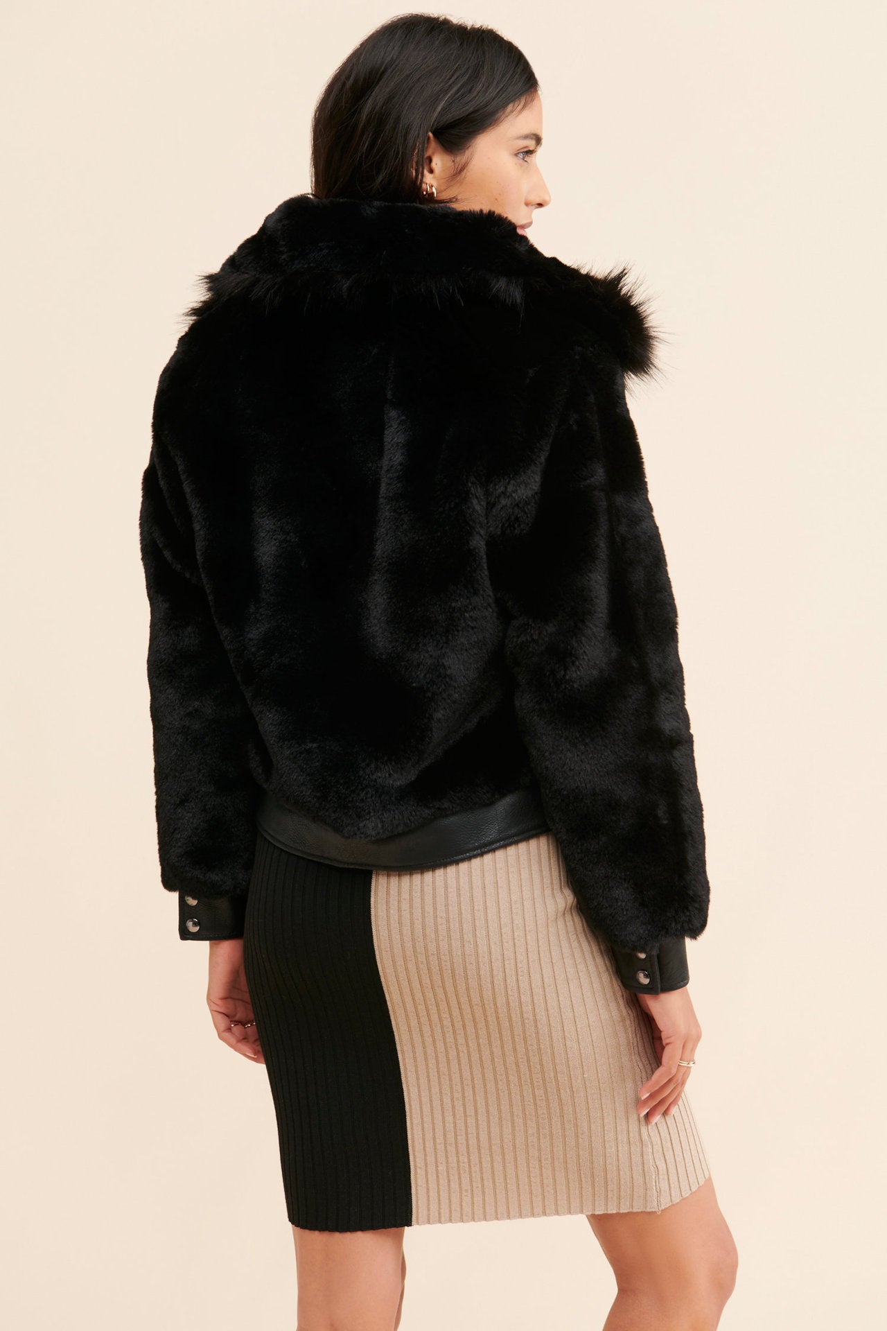 Sexy Solid Color Coat Jacket With Lapel Collar In Polyester Featuring Contrast Faux Fur Detail