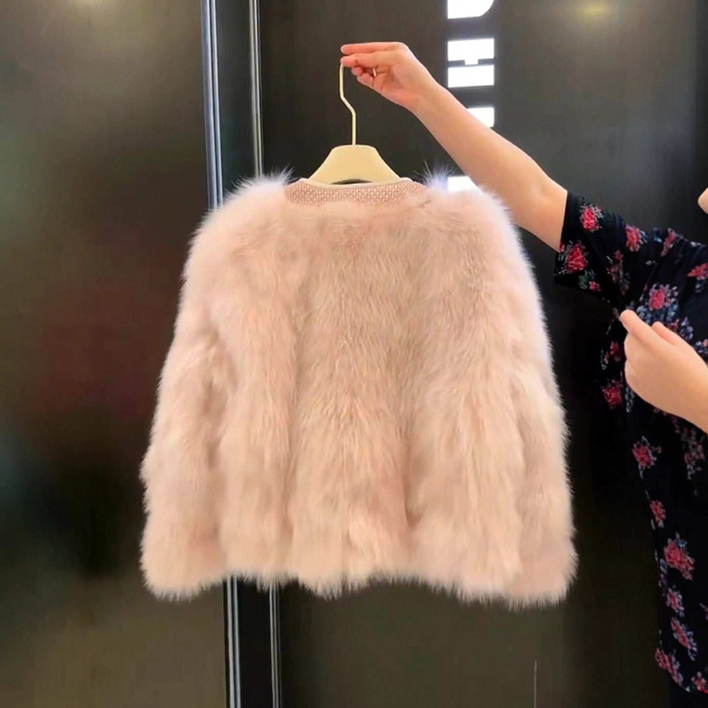 Elegant Pocket Faux Fur Coat With Round Neck In Warm Polyester Fabric