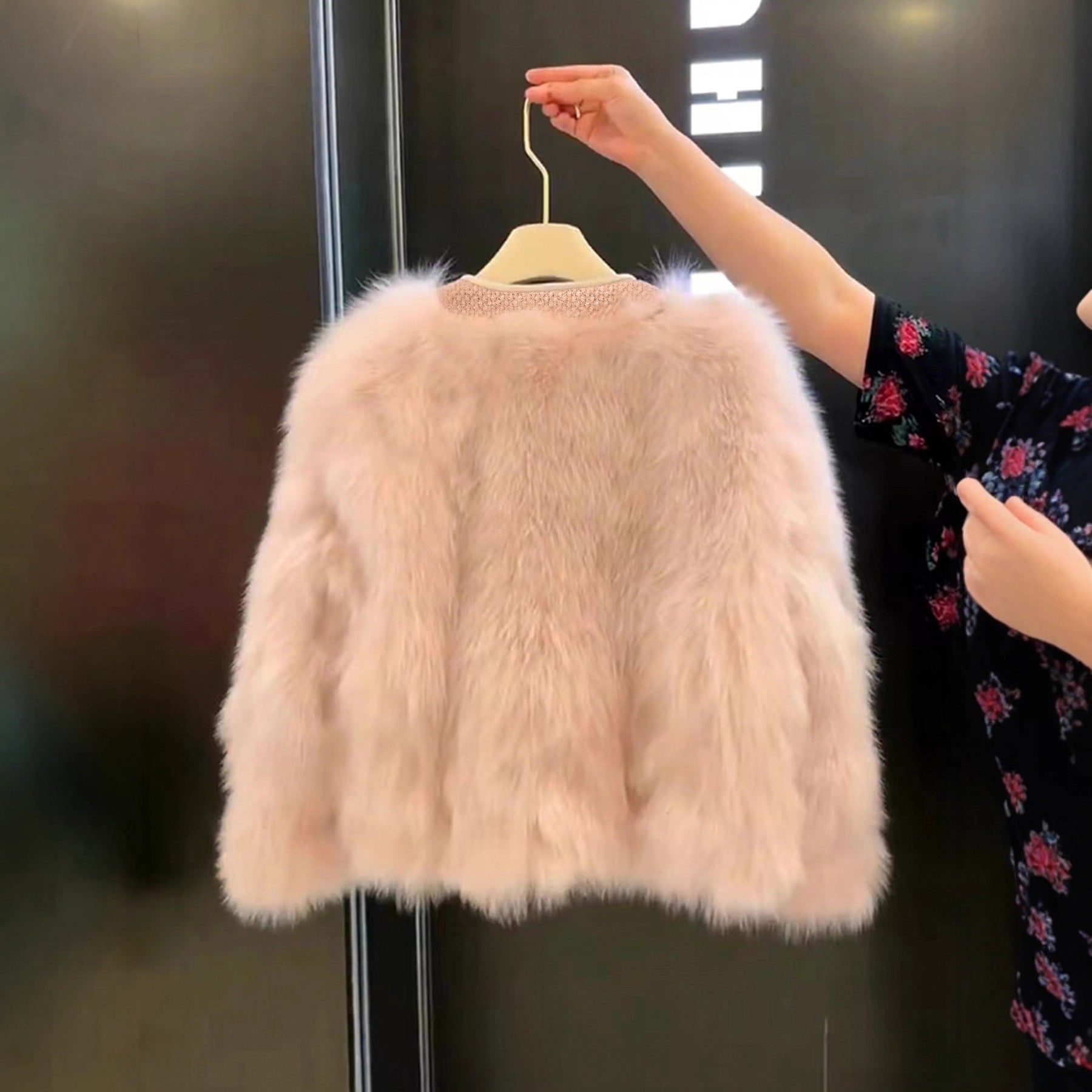 Elegant Pocket Faux Fur Coat With Round Neck In Warm Polyester Fabric
