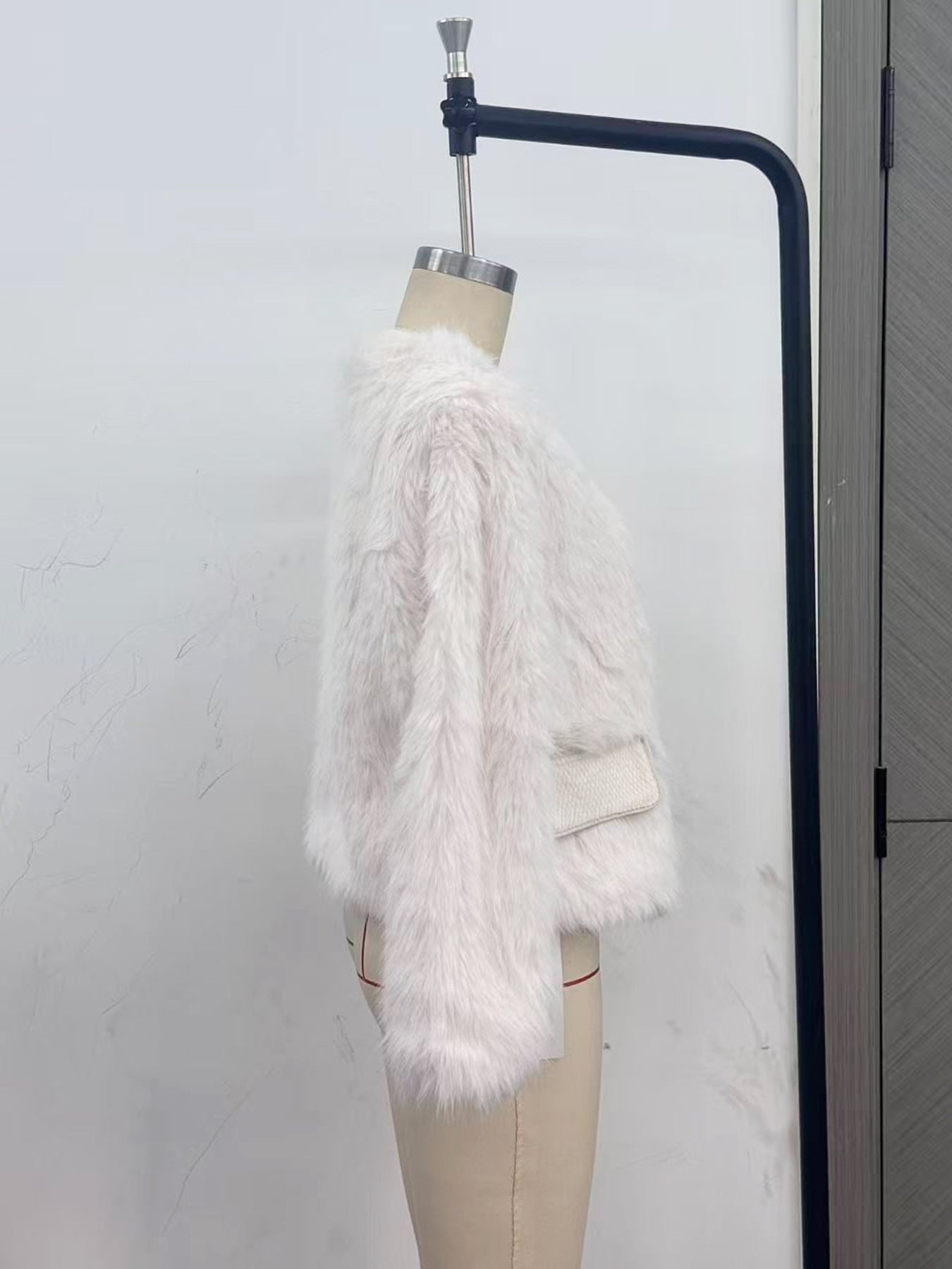 Elegant Pocket Faux Fur Coat With Round Neck In Warm Polyester Fabric