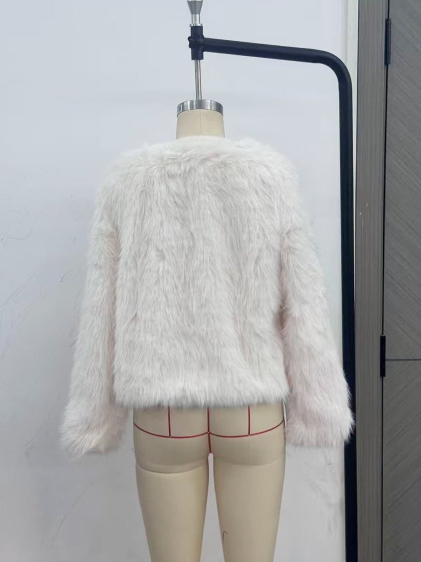 Elegant Pocket Faux Fur Coat With Round Neck In Warm Polyester Fabric