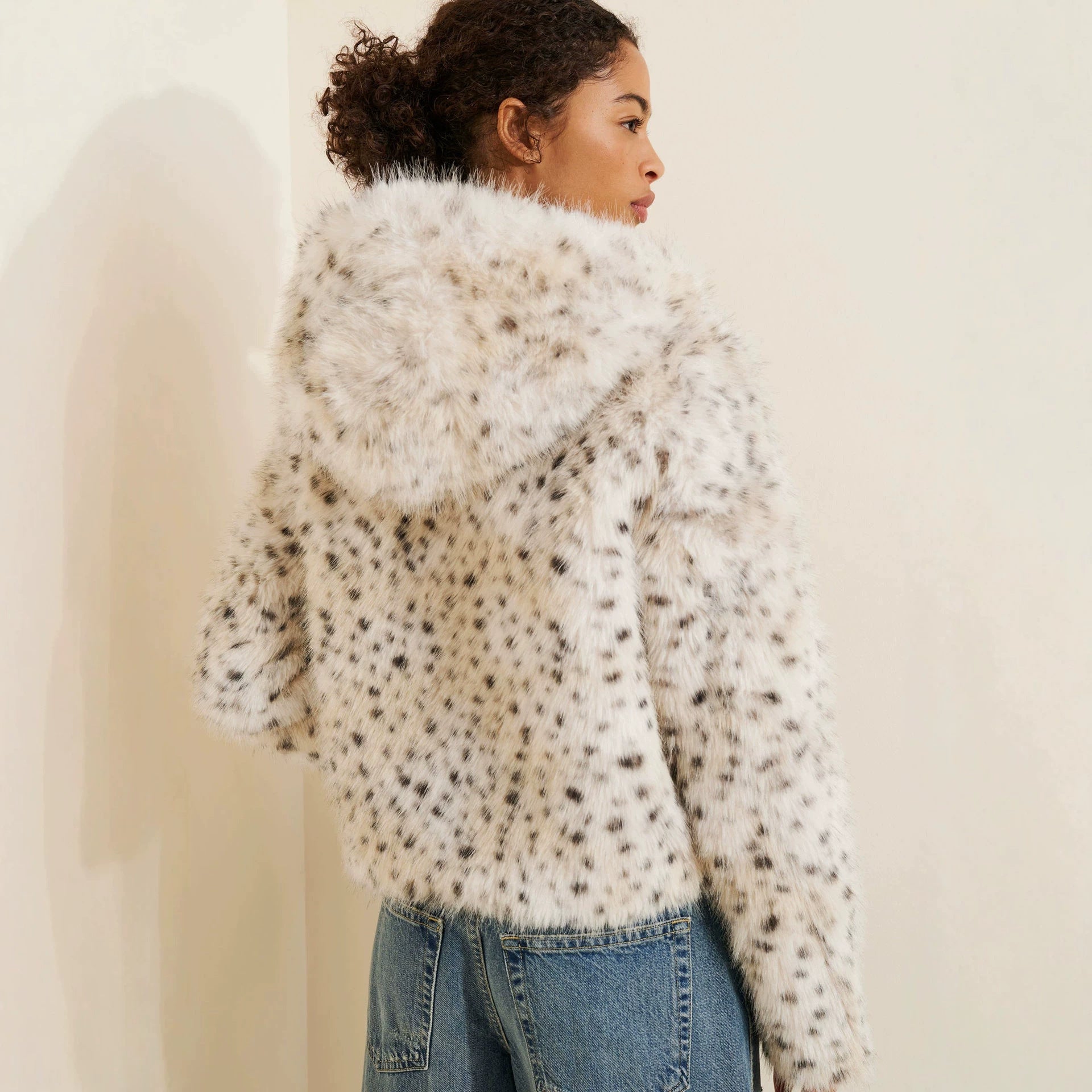 Spot Casual Coat Featuring Contrast Faux Fur Craftsmanship In Rayon Fabric With Hooded Design