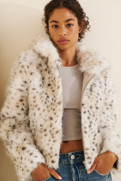 Spot Casual Coat Featuring Contrast Faux Fur Craftsmanship In Rayon Fabric With Hooded Design