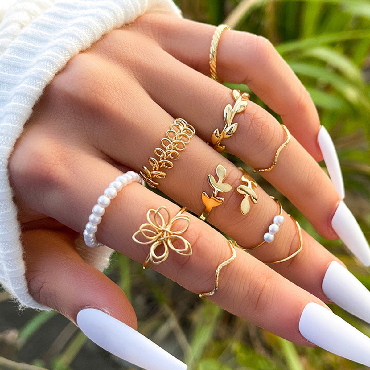 Set Of 10 Electroplated Gold Flowers Rings For Women With Imitation Pearl Inlay Made Of Zinc Alloy