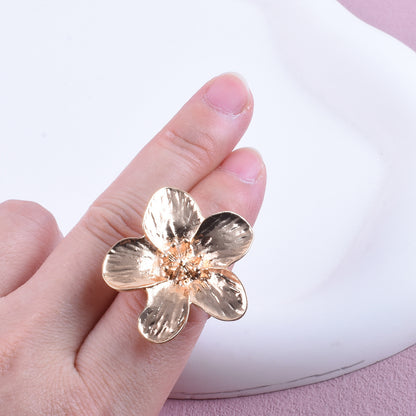 Retro Gold Alloy Flowers Ring For Women Featuring Elegant Floral Design