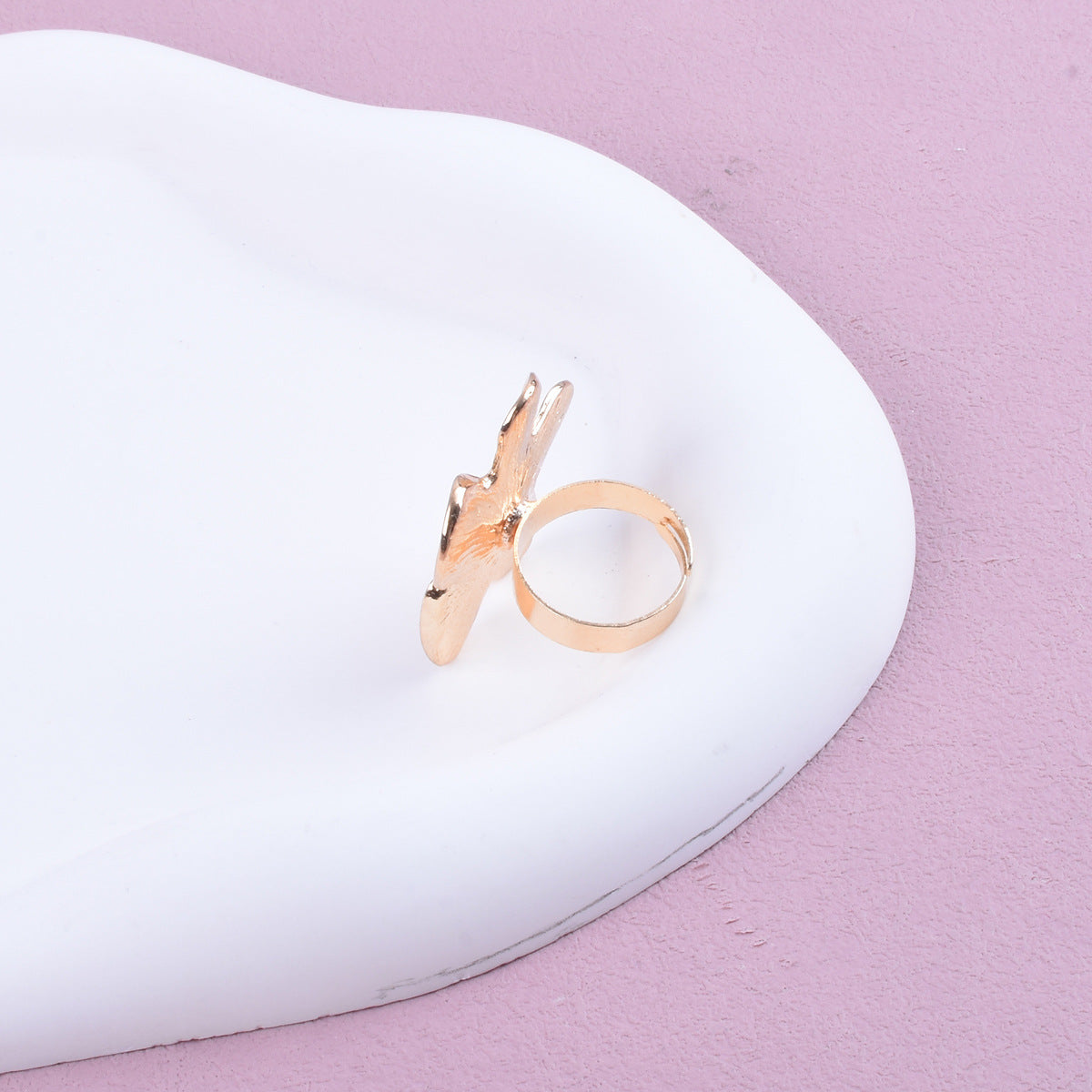 Retro Gold Alloy Flowers Ring For Women Featuring Elegant Floral Design