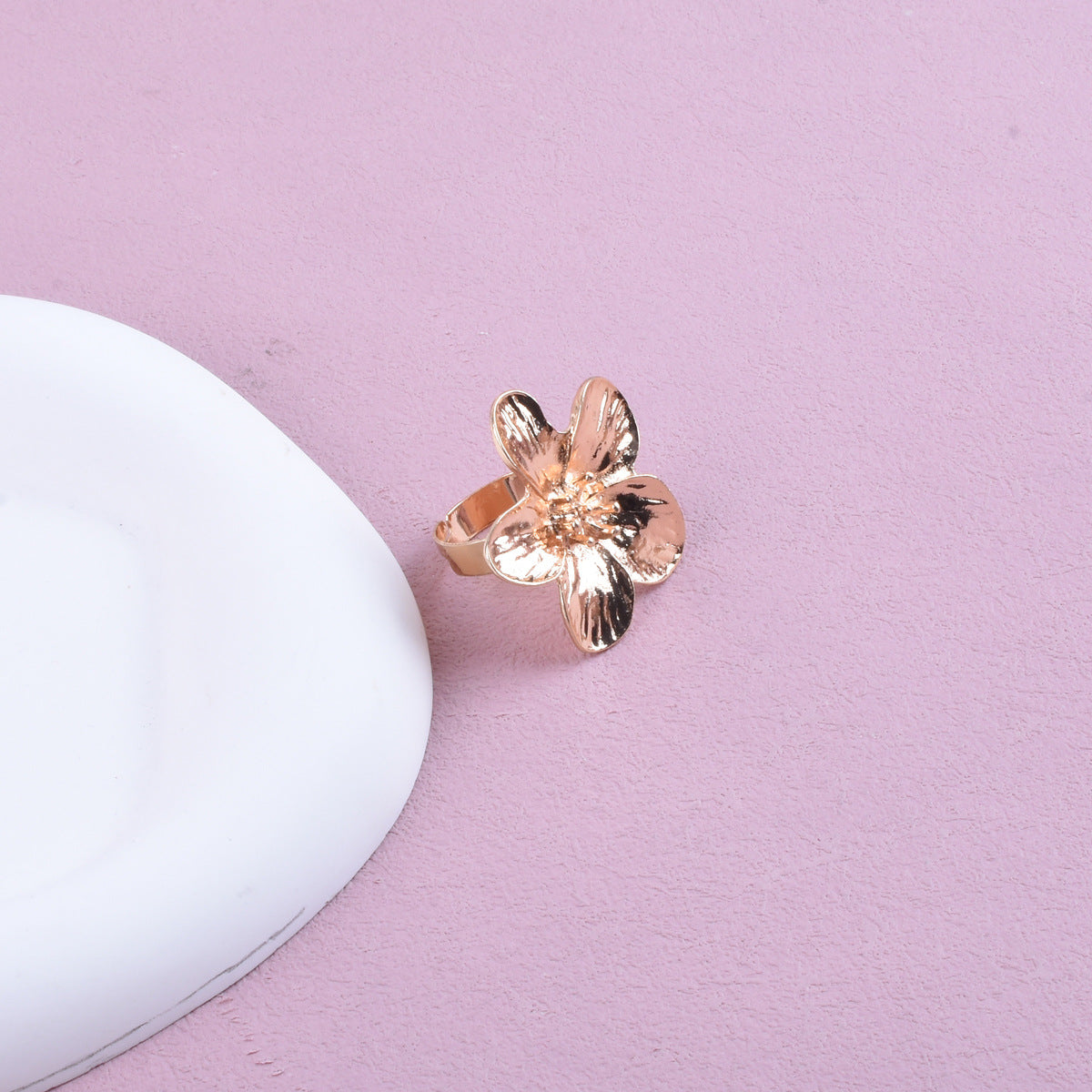Retro Gold Alloy Flowers Ring For Women Featuring Elegant Floral Design