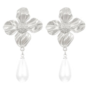 06 White K Four-Petal Flower Pearl 4698