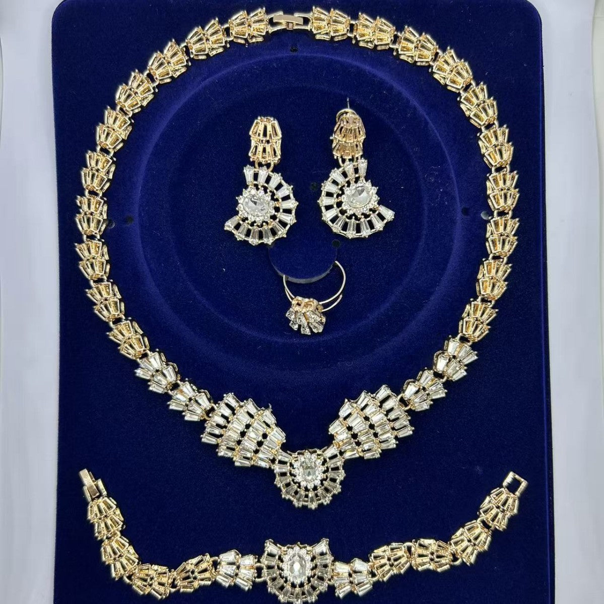 Luxurious Women’s Jewelry Set Featuring Plant Pattern With Electroplated Alloy And Glass Inlay