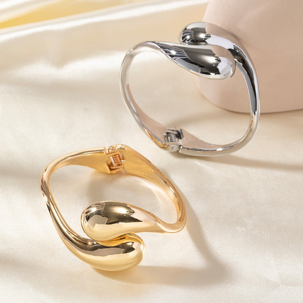 Simple Style Gold Alloy Bangle With Water Droplets Pattern Featuring Electroplated Finish