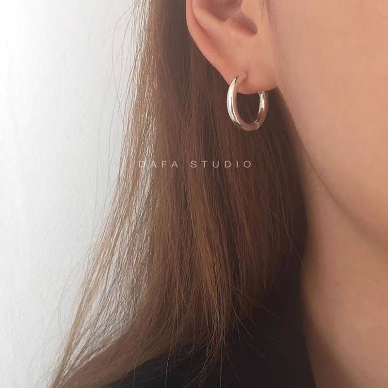 Basic Round Gold Earrings For Women With Electroplated Finish And Titanium Steel Ear Pins