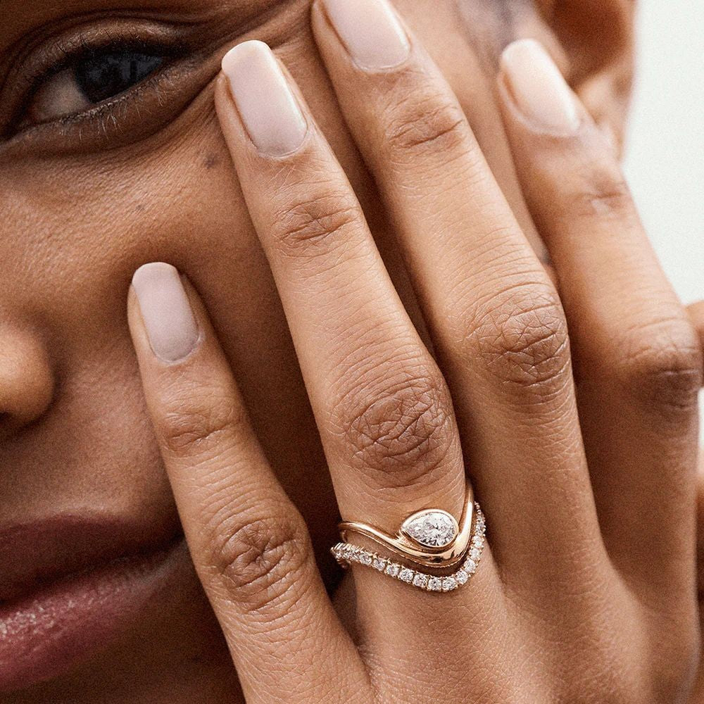 Unisex Simple Style V Shape Ring In Silver Featuring Rhinestone Inlay For Elegant Wear