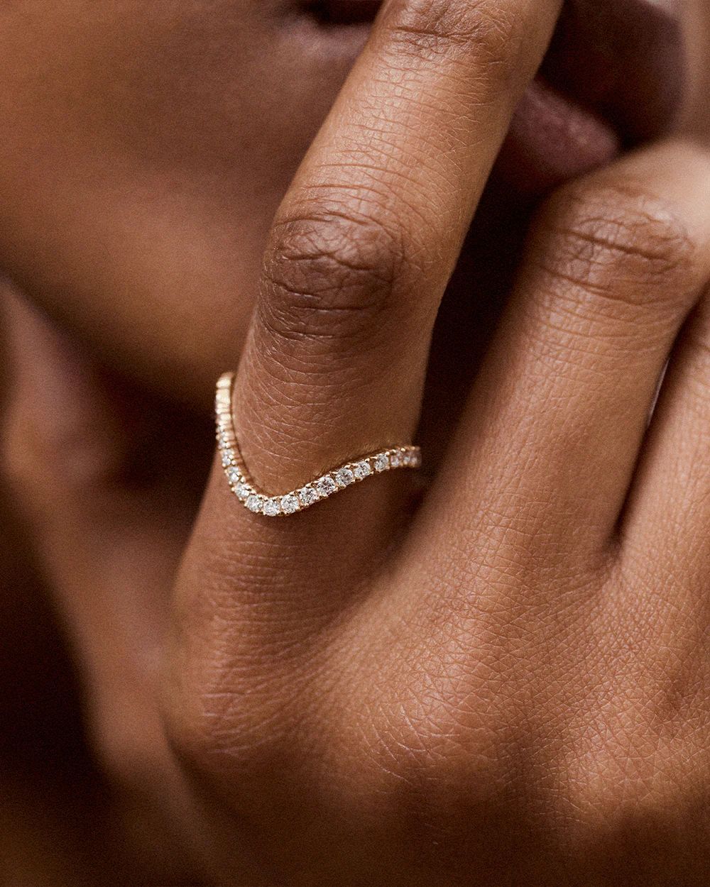 Unisex Simple Style V Shape Ring In Silver Featuring Rhinestone Inlay For Elegant Wear