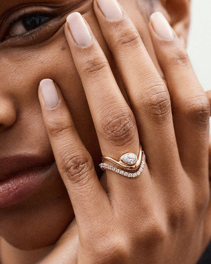 Unisex Simple Style V Shape Ring In Silver Featuring Rhinestone Inlay For Elegant Wear