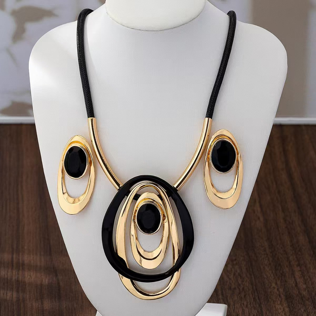 Retro Handmade Oval Necklace For Women With Zinc Alloy And Acrylic Inlay Featuring A Handmade Chain